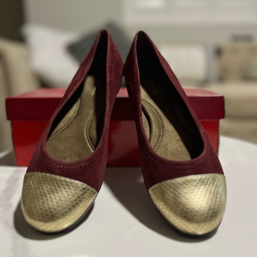 AEROSOLES Burgundy and Gold Flats